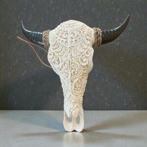 Small 7” resin cowskull